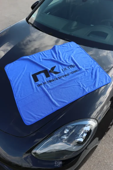 NK-ULTRA Autotrockentuch auf Autolack – großflächiges Mikrofasertuch für streifenfreie Trockenheit