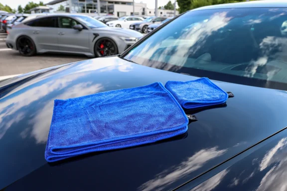 NK-ULTRA Autotrockentuch in zwei Größen 40x40 cm und 90x70 cm auf Autolack – saugstark und lackschonend