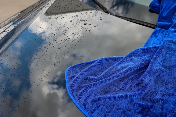 NK-ULTRA Autotrockentuch nimmt Wasser vom Autolack auf – streifenfrei und lackschonend