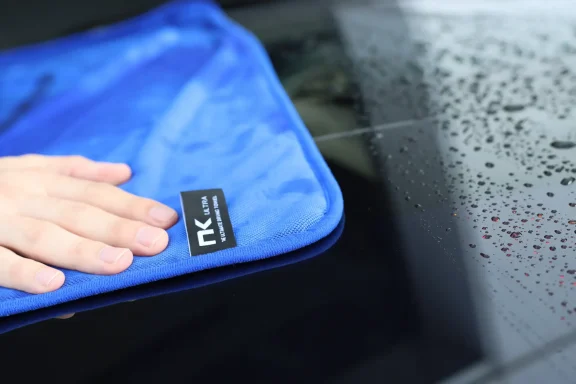 NK-ULTRA Autotrockentuch – Detailaufnahme des hochwertigen Mikrofasermaterials mit Logoetikett