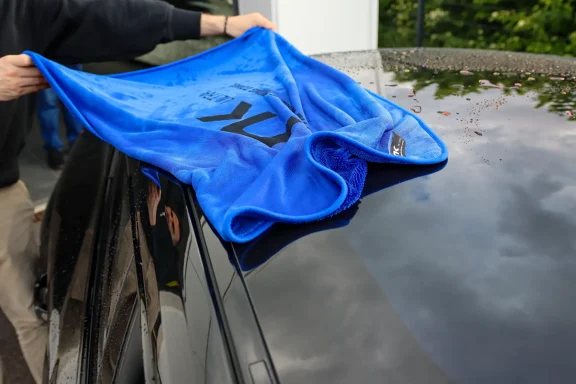 NK-ULTRA Autotrockentuch in Anwendung – nimmt Wasser vom Autolack auf für streifenfreie Trockenheit